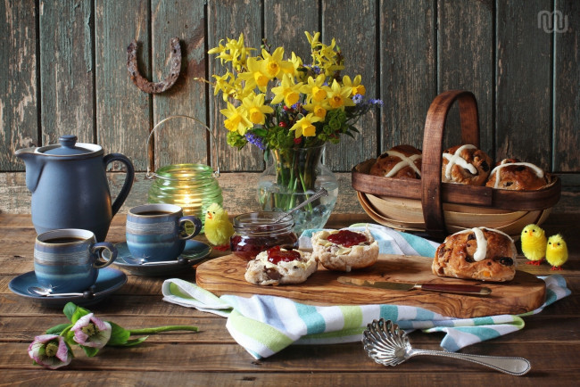 Обои картинки фото еда, натюрморт, кофе, настроение, подкова, посуда, морозник, булочки, цыплята, нарциссы, букет