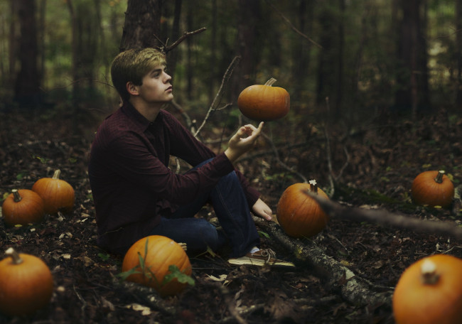 Обои картинки фото мужчины, - unsort, тыквы, парень, сидит, лес