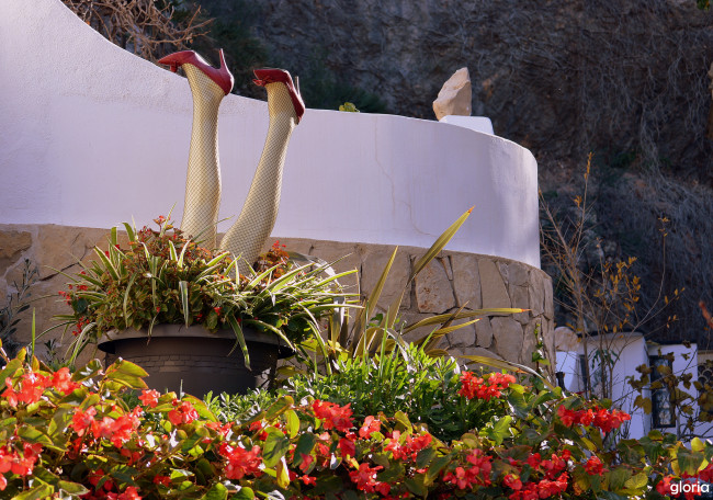 Обои картинки фото разное, садовые и парковые скульптуры, женские, ноги, цветы, сад, чулки-сетка, каблуки, туфли