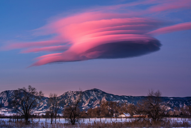 Обои картинки фото природа, пейзажи, snow, farm, lenticular, cloud, dusk, sunset, twilight, mountains, field, farmland, countryside, winter
