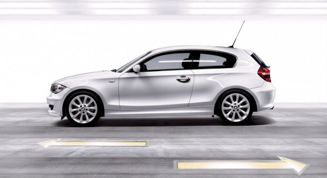 Обои картинки фото автомобили, bmw, бмв, белый, стрелки