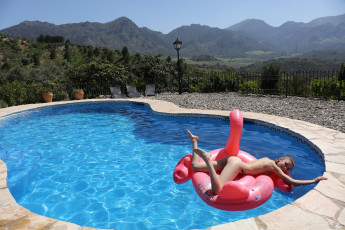 обоя девушки, mila azul , екатерина волкова, девушка, фон, взгляд, бассейн, круг, горы