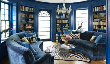 Картинка интерьер гостиная люстра диваны книжные шкафы