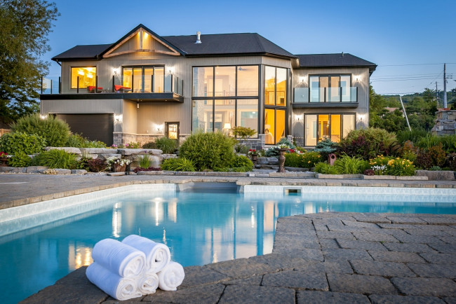 Обои картинки фото интерьер, бассейны,  открытые площадки, вилла, вечер, бассейн