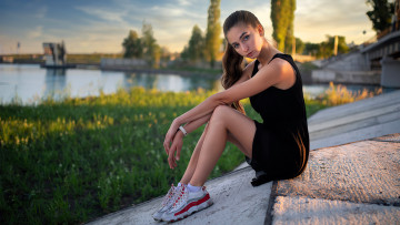 Картинка девушки -+брюнетки +шатенки шатенка платье кроссовки набережная река