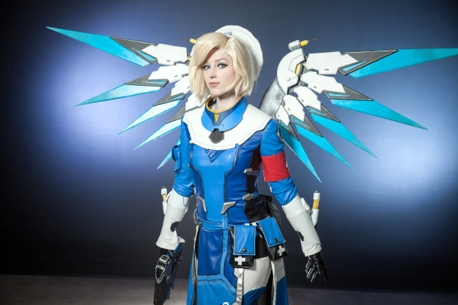 Обои картинки фото девушки, мария давыдова , lady melamory, косплей, образ, наряд, костюм, крылья, оружие