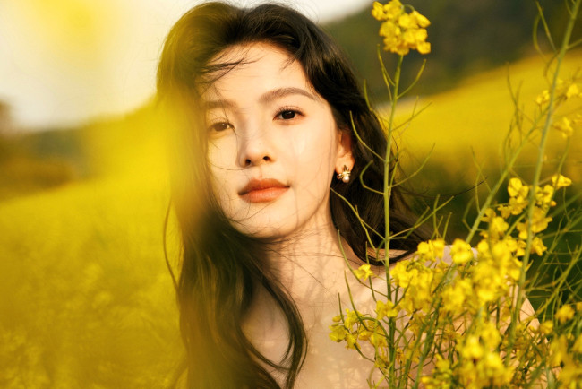 Обои картинки фото девушки, zhang ruo nan, лицо, шатенка, поле, цветы