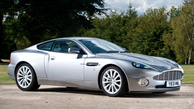 Обои картинки фото aston, martin, v12, vantage, автомобили, ltd, элитные, великобритания