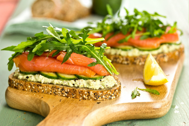 Обои картинки фото еда, бутерброды, гамбургеры, канапе, хлеб, песто, лосось, руккола