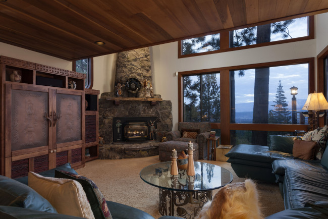 Обои картинки фото интерьер, гостиная, камин, диваны