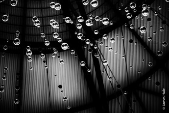 Картинка разное осветительные+приборы нити люстра фото чёрно-белое макро шарики