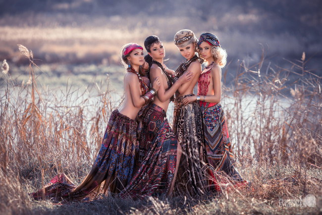 Обои картинки фото девушки, -unsort , группа девушек, четыре, почти, гарем, брюнетка, блондинки