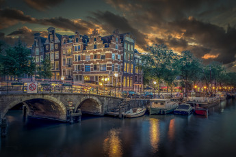 Картинка города -+улицы +площади +набережные лодки причал здания мост