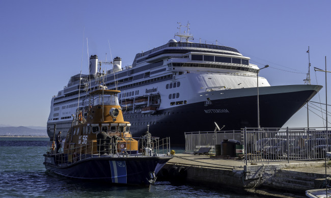 Обои картинки фото корабли, разные вместе, круиз, лайнер