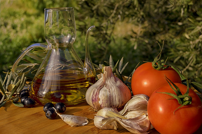 Обои картинки фото еда, разное, натюрморт, овощи, масло, здоровый, кухня, чеснок, помидоры, ингредиенты