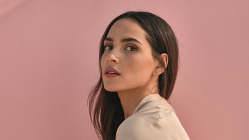 Картинка девушки adria+arjona лицо шатенка