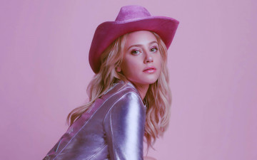 Картинка девушки lili+reinhart блондинка шляпа жакет