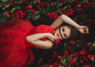 обоя бестия, девушки, - брюнетки,  шатенки, девушка, женщина, шатенка, темноволосая, сексуальная, модель, звезда, позирует, разная, обувь, верхняя, стильная, одежда, нижнее, эротическое, бельё, трусы, лифчик, колготки, чулки, аксессуары, макияж, и, множество, элементов, на, фотографии