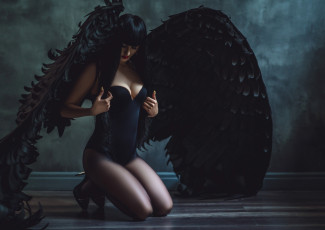 Картинка бестия девушки -+брюнетки +шатенки девушка женщина брюнетка темноволосая сексуальная модель звезда позирует разная обувь верхняя стильная одежда нижнее эротическое бельё трусы лифчик колготки чулки аксессуары макияж и множество элементов на фотографии