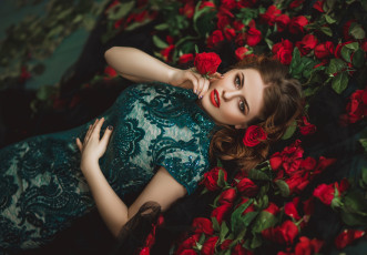 Картинка бестия девушки -+брюнетки +шатенки девушка женщина шатенка темноволосая сексуальная модель звезда позирует разная обувь верхняя стильная одежда нижнее эротическое бельё трусы лифчик колготки чулки аксессуары макияж и множество элементов на фотографии