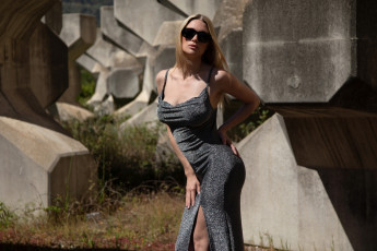 Картинка бестия девушки -+блондинки +светловолосые девушка женщина блондинка светловолосая сексуальная модель звезда позирует разная обувь верхняя стильная одежда нижнее эротическое бельё трусы лифчик колготки чулки аксессуары макияж и множество элементов на фотографии