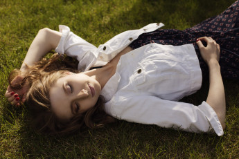 Картинка девушки -+брюнетки +шатенки русая жакет сарафан лужайка