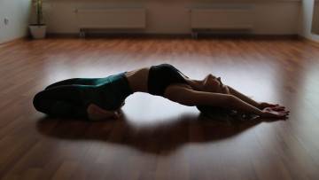 Картинка бестия девушки -+брюнетки +шатенки девушка женщина брюнетка темноволосая сексуальная модель звезда позирует разная обувь верхняя стильная одежда нижнее эротическое бельё трусы лифчик колготки чулки аксессуары макияж и множество элементов на фотографии