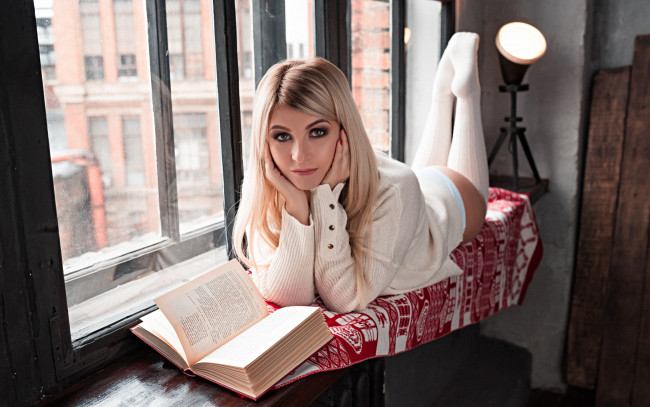 Обои картинки фото бестия, девушки, - блондинки,  светловолосые, девушка, женщина, блондинка, светловолосая, сексуальная, модель, звезда, позирует, разная, обувь, верхняя, стильная, одежда, нижнее, эротическое, бельё, трусы, лифчик, колготки, чулки, аксессуары, макияж, и, множество, элементов, на, фотографии