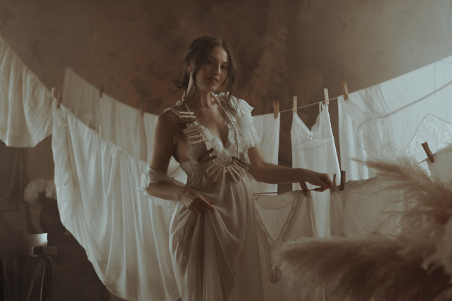 Обои картинки фото бестия, девушки, - брюнетки,  шатенки, девушка, женщина, брюнетка, темноволосая, сексуальная, модель, звезда, позирует, разная, обувь, верхняя, стильная, одежда, нижнее, эротическое, бельё, трусы, лифчик, колготки, чулки, аксессуары, макияж, и, множество, элементов, на, фотографии