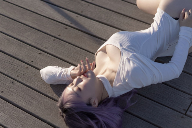 Обои картинки фото девушки, - азиатки, свитер, пол