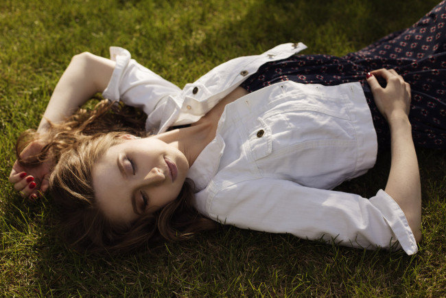 Обои картинки фото девушки, - брюнетки,  шатенки, русая, жакет, сарафан, лужайка