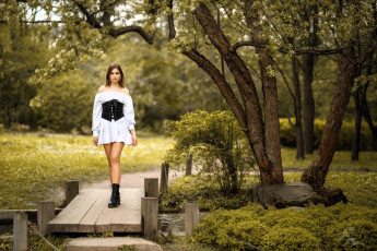 Картинка девушки -+брюнетки +шатенки шатенка платье корсет ботинки парк