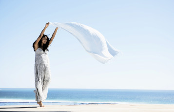 Картинка девушки -+брюнетки +шатенки брюнетка платье ткань море