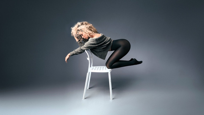 Обои картинки фото девушки, - блондинки,  светловолосые, блондинка, кофта, колготки, стул