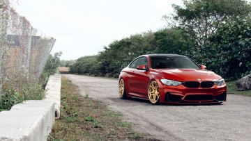 Картинка bmw+m4 автомобили bmw красный дорога ограда роща
