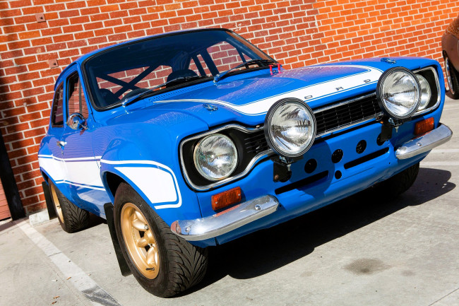 Обои картинки фото ford escort, автомобили, ford, синий, здание