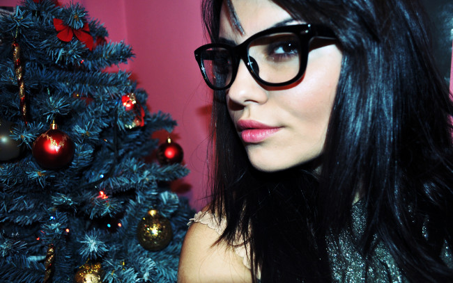Обои картинки фото -Unsort Лица Портреты, девушки, unsort, лица, портреты, елка, очки, шарики