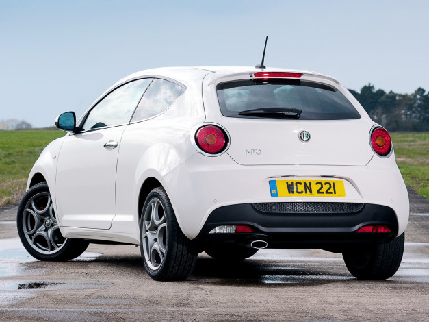 Обои картинки фото автомобили, alfa romeo, светлый, 955, uk-spec, sportiva, mito, alfa, romeo