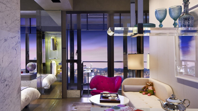 Обои картинки фото интерьер, гостиная, стол, кресло, мишка, игрушка, диван, окна, комната, рубашки, жалюзи, зеркало, посуда, полка, кровать