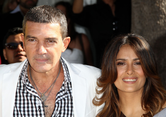 Обои картинки фото разное, знаменитости, премьера, улыбки, люди, актер, бандерас, актриса, salma, hayek