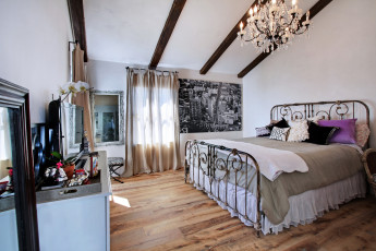 Картинка интерьер спальня подушки люстра кровать