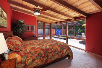 Картинка интерьер спальня постель люстра кровать