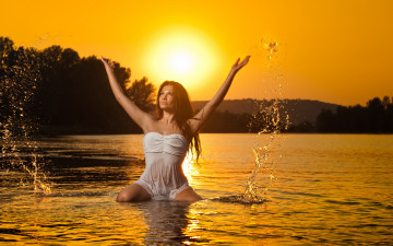Картинка девушки -unsort+ брюнетки +шатенки брызги закат поза руки озеро