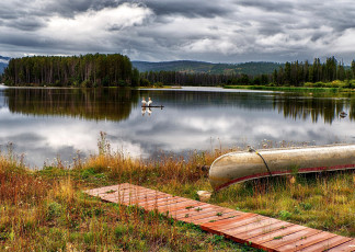Картинка природа реки озера горы лес птицы мостки лодка озеро деревья небо тучи