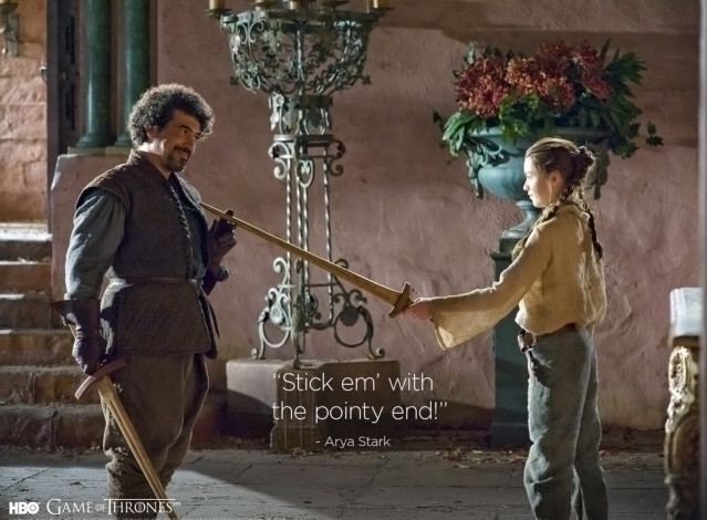 Обои картинки фото кино фильмы, game of thrones , сериал, арья, двор, тренировка, мечи, игра, престолов