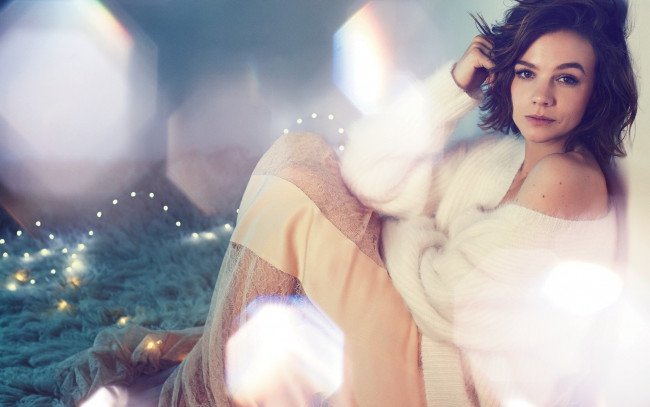 Обои картинки фото девушки, -unsort , брюнетки, темноволосые, carey, mulligan, актриса, шатенка, свитер, юбка, блики