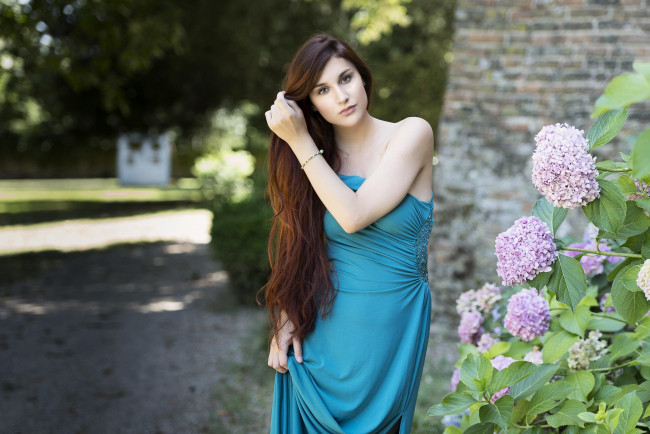 Обои картинки фото девушки, -unsort , брюнетки, темноволосые, браслет, шатенка, гортензия, платье