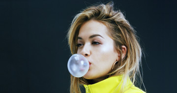 Картинка музыка rita+ora лицо пузырь кофта блондинка певица