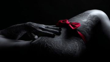 Картинка девушки -unsort+ женские+прелести темный фон тату бант