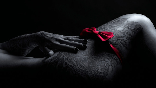 Обои картинки фото девушки, -unsort , женские прелести, темный, фон, тату, бант